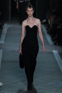 Lena serçe Vorobeva Marc By Marc Jacobs defile pist yürür