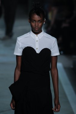 Kai Newman Marc By Marc Jacobs defile pist yürür