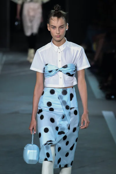 Julia Bergshoeff walks the runway at the Marc By Marc Jacobs fashion show — Stock Photo, Image