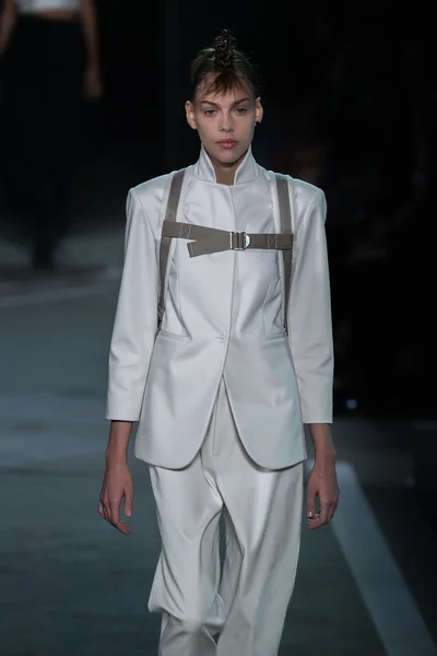 Amelia Roman camina por la pasarela en el desfile de Marc By Marc Jacobs — Foto de Stock