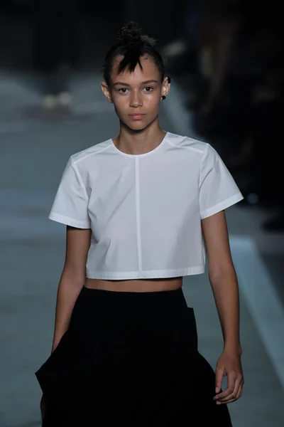 Binx Walton camina por la pasarela en el desfile de Marc By Marc Jacobs — Foto de Stock