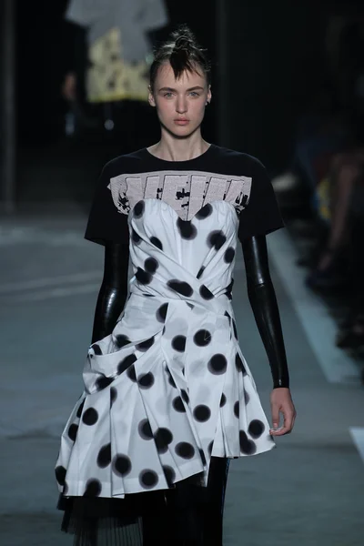 Stasha Yatchuk camina por la pasarela en el desfile de Marc By Marc Jacobs — Foto de Stock