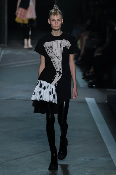 Alexandra Elizabeth walks the runway at the Marc By Marc Jacobs fashion show — Stock Photo, Image