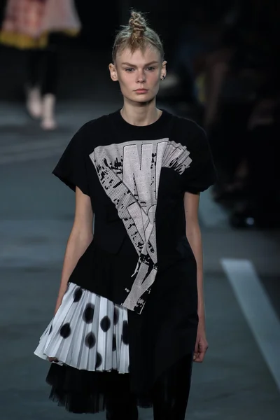Alexandra Elizabeth chodí dráha v módní přehlídku Marc Marc Jacobs — Stock fotografie