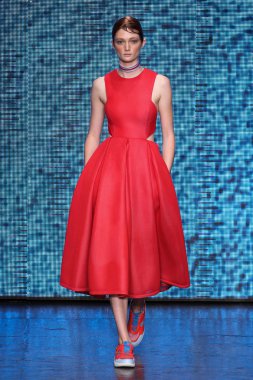 Sophie Touchet Dkny pist yürür