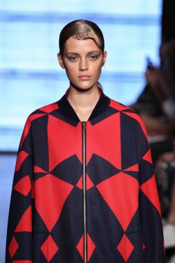 Esther Heesch Dkny pist yürür