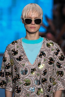 Nora Vai yürümek Dkny pist