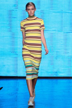 Anna Mellbin yürümek Dkny pist