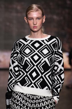 Nastya Sten yürümek Dkny pist