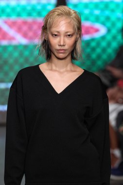 Bu yüzden Joo Park yürüyüş Dkny pist