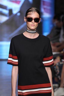 Kremi Otashliyska yürümek Dkny pist