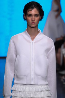 Modeli Manon Leloup yürümek Dkny pist