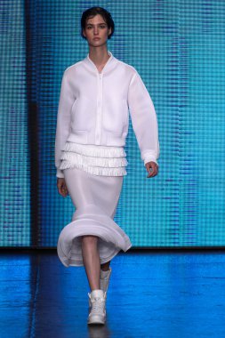 Modeli Manon Leloup yürümek Dkny pist