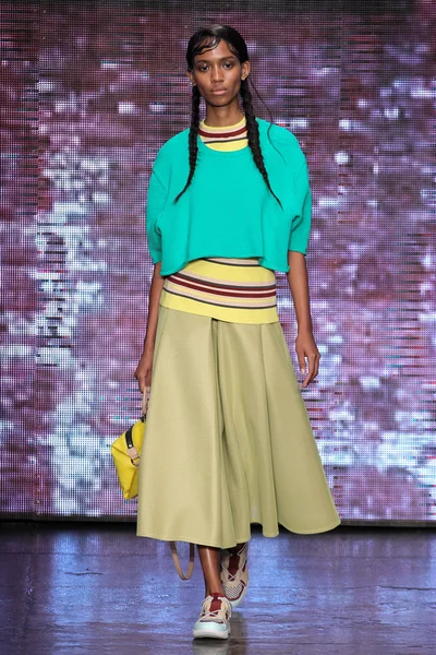 Adesuwa Pariyapasat walks the runway at DKNY — Stock Photo, Image