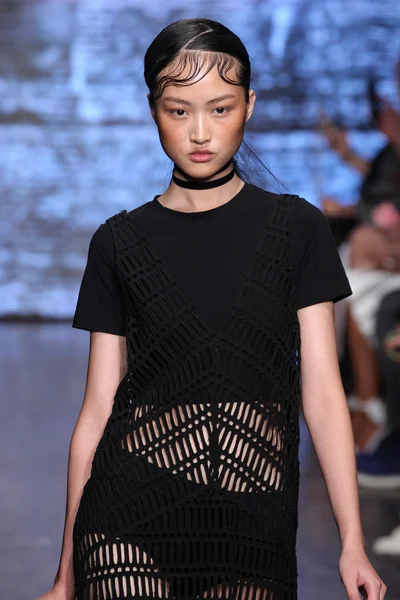 Jing Wen caminar por la pista en DKNY — Foto de Stock