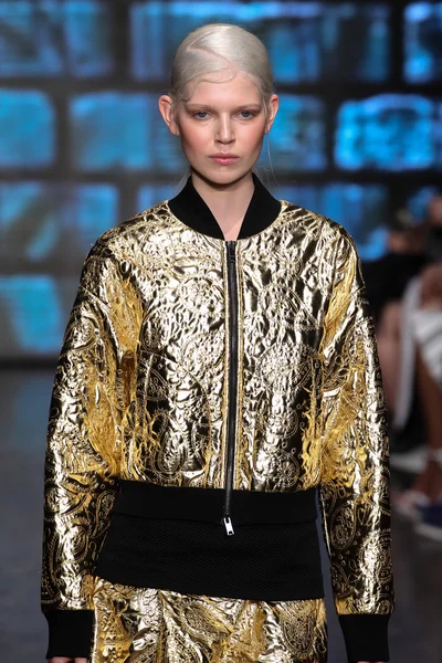 Ola Rudnicka yürümek Dkny pist