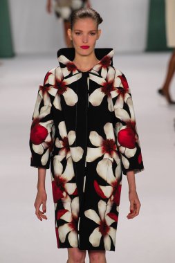 Model Alisa Ahmann walk the runway at the Carolina Herrera fashion show