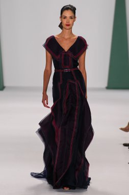 Model Renata Zandonadi walk the runway at the Carolina Herrera fashion show