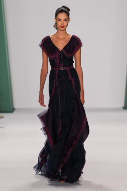 Model Renata Zandonadi walk the runway at the Carolina Herrera fashion show