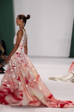 Model Elena Bartels walk the runway at the Carolina Herrera fashion show
