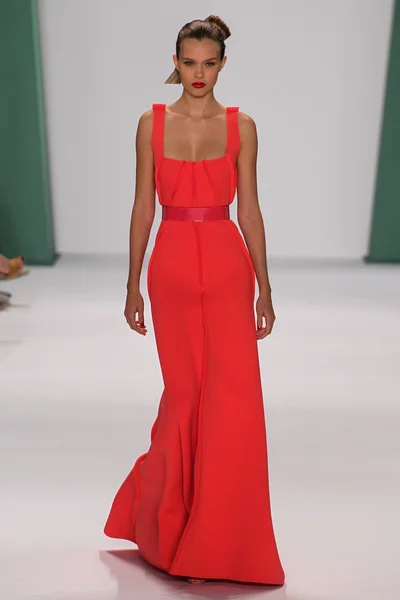 Model Josephine Skriver walk the runway at the Carolina Herrera fashion show — Zdjęcie stockowe