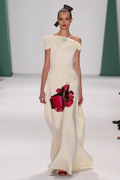 Model Mina Cvetkovic walk the runway at the Carolina Herrera fashion show — Stok fotoğraf