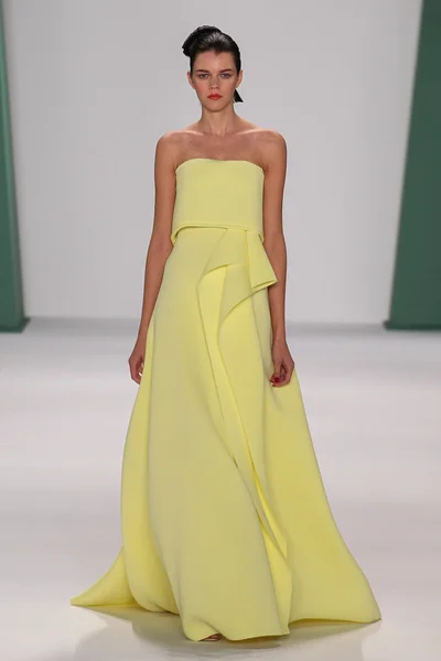 Model Antonia Wesseloh walk the runway at the Carolina Herrera fashion show — Stock Photo, Image