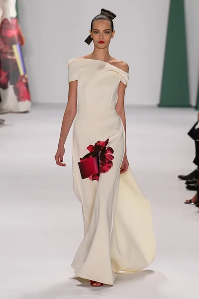 Model Mina Cvetkovic walk the runway at the Carolina Herrera fashion show — Stock fotografie