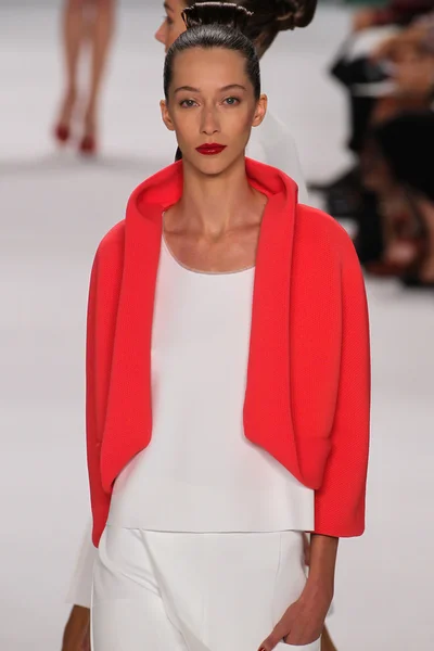 Модель Алана Зиммер ходит по подиуму на показе мод Каролины Херрера — стоковое фото