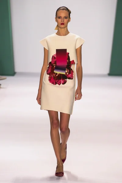 Model Daria Strokous walk the runway at the Carolina Herrera fashion show — 图库照片