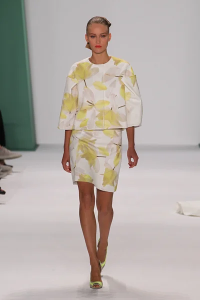 Model Katya Riabinkina walk the runway at the Carolina Herrera fashion show — Stock Fotó