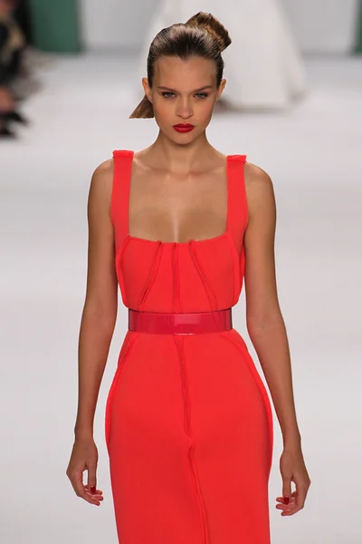 Model Josephine Skriver walk the runway at the Carolina Herrera fashion show — Stock Photo, Image