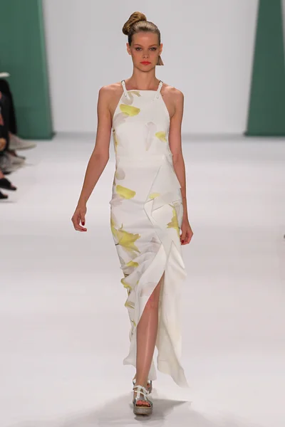 Model Carolin Loosen walk the runway at the Carolina Herrera fashion show — Stock fotografie