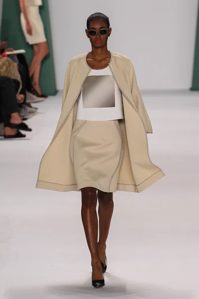 Модель ходит по подиуму на показе мод Каролины Херрера — стоковое фото