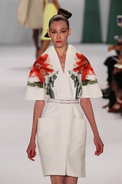 Model Lera Tribel walk the runway at the Carolina Herrera fashion show — Stock Photo, Image