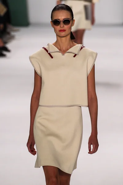 Model Vasilisa Pavlova walk the runway at the Carolina Herrera fashion show — Stok fotoğraf