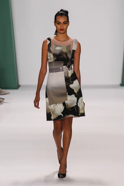 Модель Гизеле Оливейра ходит по подиуму на показе мод Каролины Херрера — стоковое фото