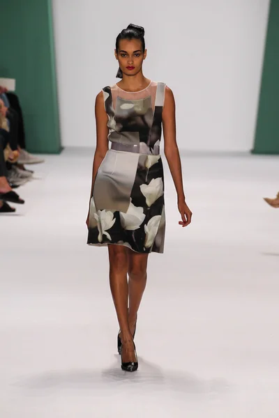 Model Gizele Oliveira walk the runway at the Carolina Herrera fashion show — Stockfoto