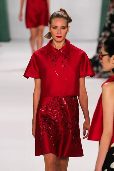 Model Ieva Laguna walk the runway at the Carolina Herrera fashion show — Stockfoto