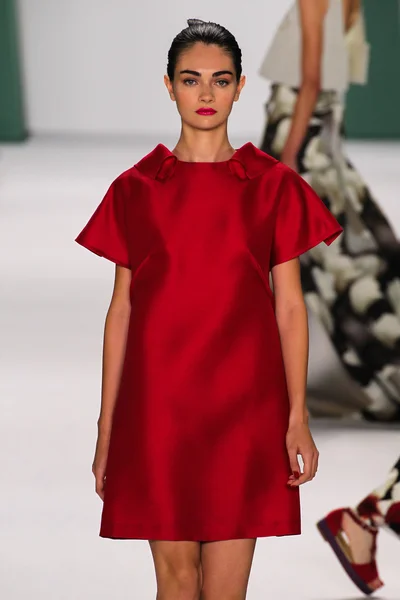 Model Antonina Vasylchenko walk the runway at the Carolina Herrera fashion show — 图库照片