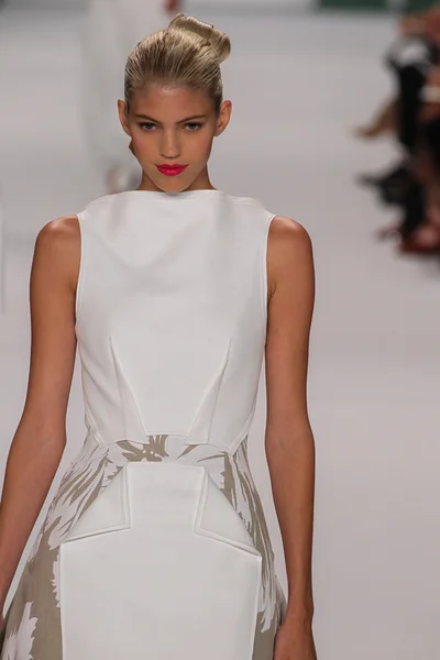 Modello Devon Windsor camminare sulla pista alla sfilata di moda Carolina Herrera — Foto Stock