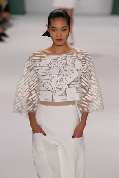 Model Chiharu Okunugi walk the runway at the Carolina Herrera fashion show — Stock Photo, Image