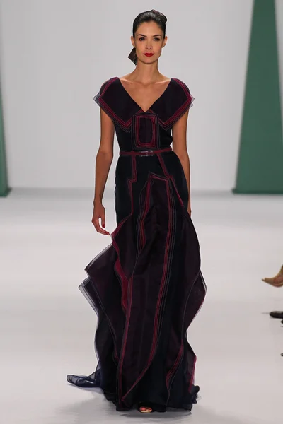 Model Renata Zandonadi walk the runway at the Carolina Herrera fashion show — Stock Photo, Image