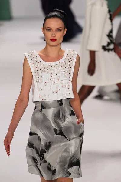Model Naty Chabanenko walk the runway at the Carolina Herrera fashion show — Stok fotoğraf