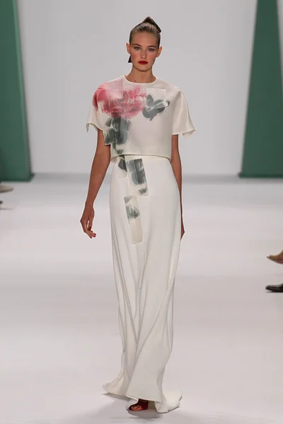 Model Sanne Vloet walk the runway at the Carolina Herrera fashion show — 图库照片