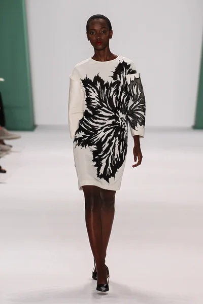 Modella Herieth Paul a piedi la pista alla sfilata di moda Carolina Herrera — Foto Stock