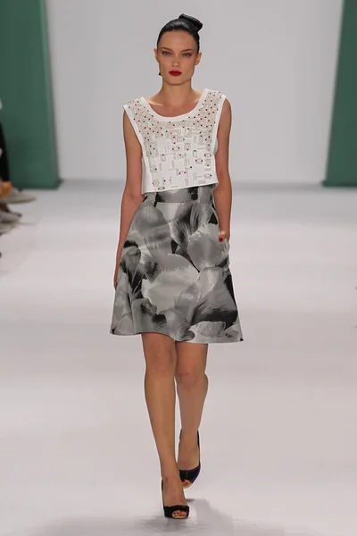Model Naty Chabanenko walk the runway at the Carolina Herrera fashion show — Stockfoto