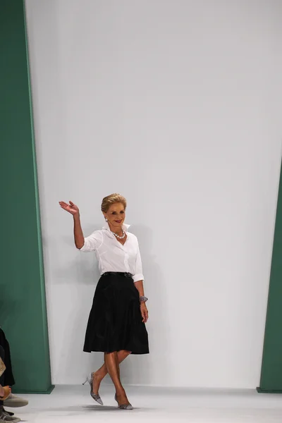 La diseñadora Carolina Herrera camina por la pasarela en el desfile de moda Carolina Herrera — Foto de Stock