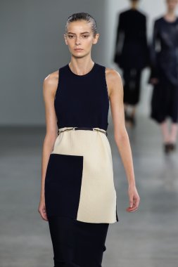 Dasha Denisenko yürüyüş Calvin Klein Collection defile pist model