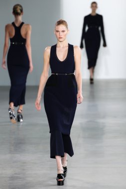 Niki Trefilova yürüyüş Calvin Klein Collection defile pist model